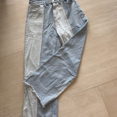 Jeans azzurro chiaro, due dettagli davanti, vita alta