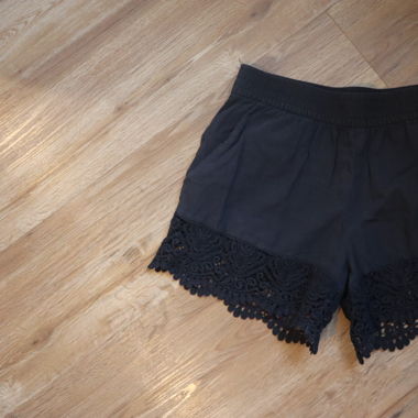 Kurze Stoffhose