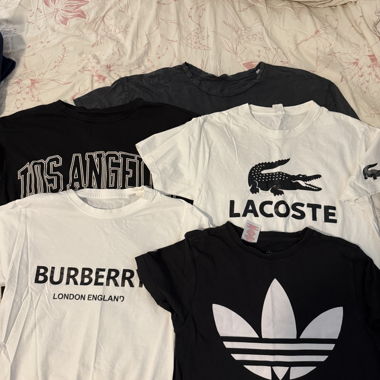 Set di T-shirt grafiche di marca