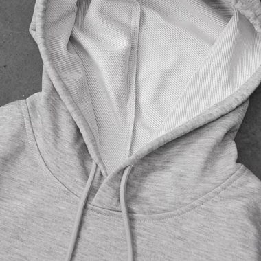 Completo grigio composto da felpa con cappuccio e jogger