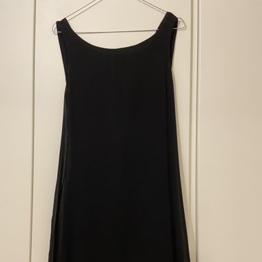 Robe noire avec dos décolleté 