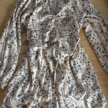 Robe à fleurs avec manches bouffantes