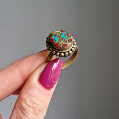 Anello etnico in ottone con turchese e corallo rosso