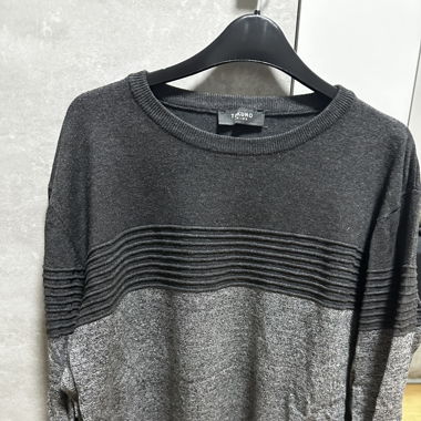grauer Pullover