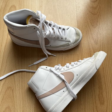 Weisse hohe Nike-Sneaker mit hellrosa Details