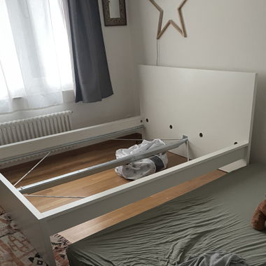 Struttura del letto bianca con testata