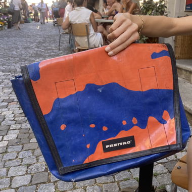 FREITAG Umhaengetasche blau-orange