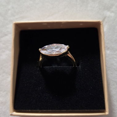 Goldfarbener Ring mit Stein