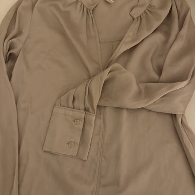 Blusa beige con polsini con bottoni