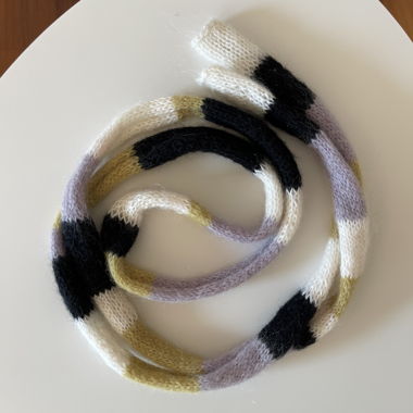 Écharpe fine tubulaire tricotée multicolore