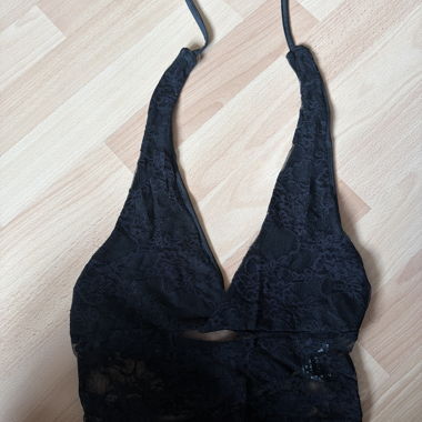 Top in pizzo nero