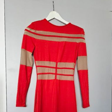 Schönes rotes Kleid, mit durchsichtigen Einsätzen.