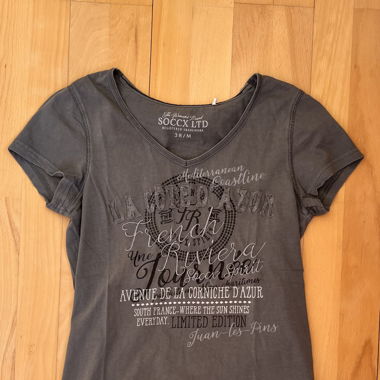 graues T-Shirt mit Print