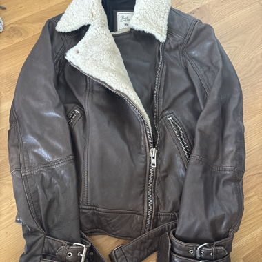 Braune Lederjacke mit Fellkragen