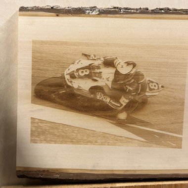 Holzbild Motorrad-Rennfahrer Gravur