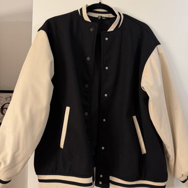 Veste varsity noire et beige