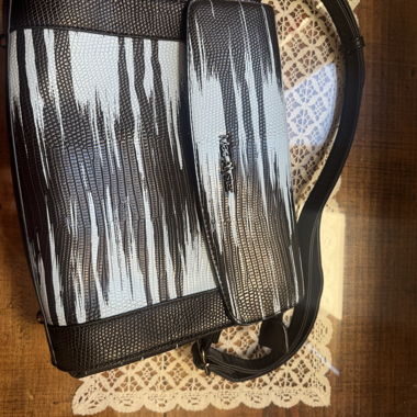 Schultertasche schwarz lackiert