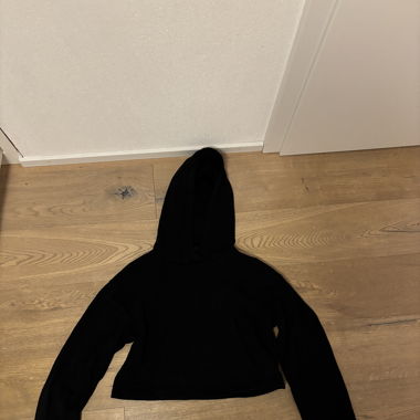 schwarzer Pullover