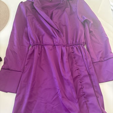 Robe violette en satin