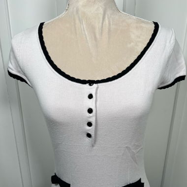 Weisses Top mit schwarzen Details