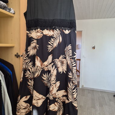 Robe noire à bretelles avec motif de feuilles