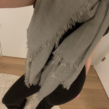 LARGE GREY SCARF