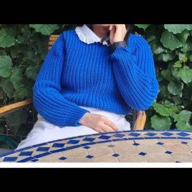 Blauer, kurz geschnittener, grobgestrickter Pullover