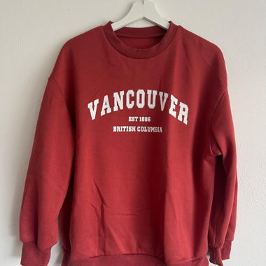 maglione arancione scuro con scritta