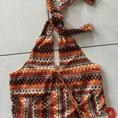 Top in maglia a collo halter con motivo