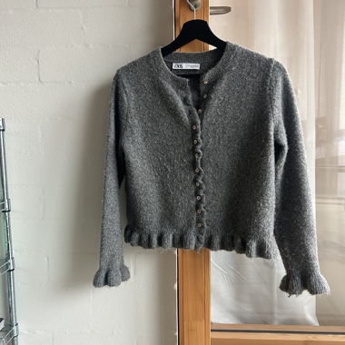 Cardigan Zara con volant