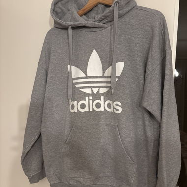 Grauer Adidas Hoodie mit Logo