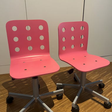 Paar rosa drehbarer Schreibtischstühle