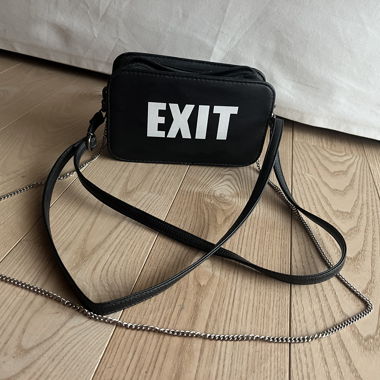Borsa a tracolla nera con catena