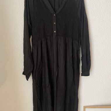 Robe noire à manches longues