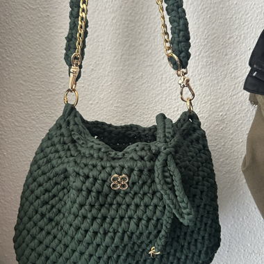 Geflochtete, dunkelgrüne Umhängetasche, handgemacht