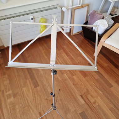 Folding music stand