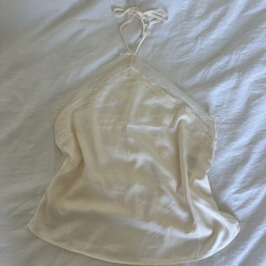 Top in pizzo con scollo a collo alto