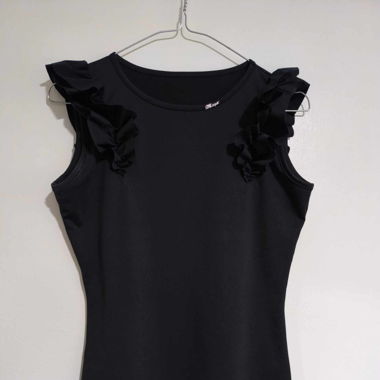 Mayo Chix Schwarzes Trägertop -Design an Schultern