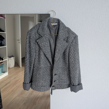 Taillierte graue Jacke.