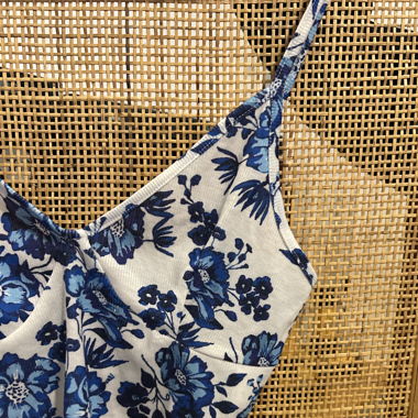 Top bleu et blanc à fleurs 
