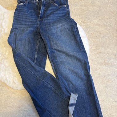 Jeans da donna blu scuro con orlo grezzo