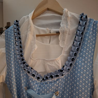 Hellblaues Dirndl