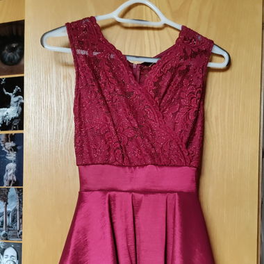 Abito rosso bordeaux, lungo fino al ginocchio 