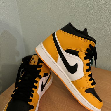 Jordan 1 Retro High OG in taxigelb