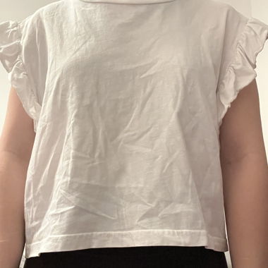 T-shirt bianco con maniche arricciate