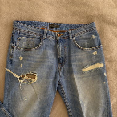 jeans strappati