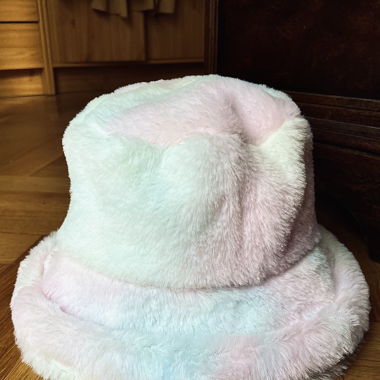Chapeau fluffy multicolore