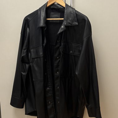 Schwarze Lederjacke