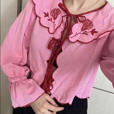 Verspieltes rosa Hemd mit besticktem Kragen