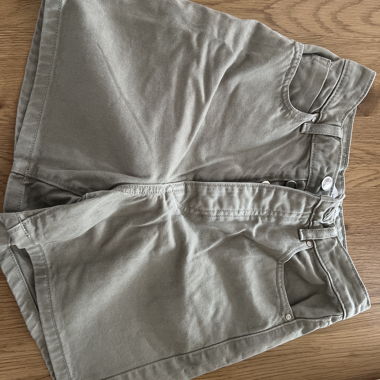 Short kaki